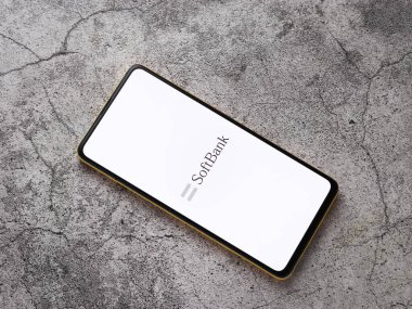 Assam, Hindistan - 24 Eylül 2020: Telefon ekranı görüntüsünde Softbank logosu.