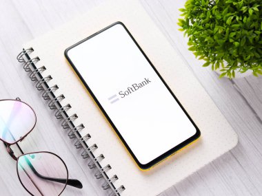 Assam, Hindistan - 24 Eylül 2020: Telefon ekranı görüntüsünde Softbank logosu.