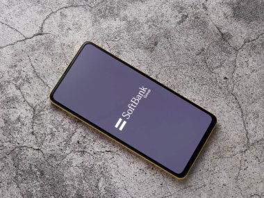 Assam, Hindistan - 24 Eylül 2020: Telefon ekranı görüntüsünde Softbank logosu.