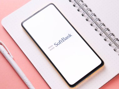 Assam, Hindistan - 24 Eylül 2020: Telefon ekranı görüntüsünde Softbank logosu.