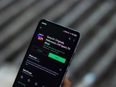 Assam, Hindistan - 29 Kasım 2020: Telefon ekranında Sonyliv logosu.