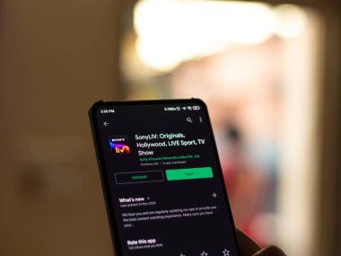 Assam, Hindistan - 29 Kasım 2020: Telefon ekranında Sonyliv logosu.