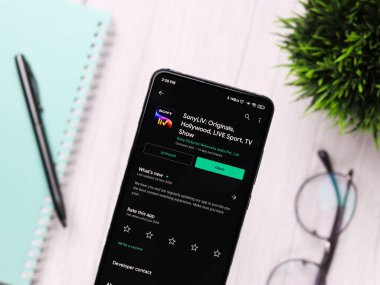 Assam, Hindistan - 29 Kasım 2020: Telefon ekranında Sonyliv logosu.