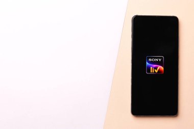 Assam, Hindistan - 29 Kasım 2020: Telefon ekranında Sonyliv logosu.