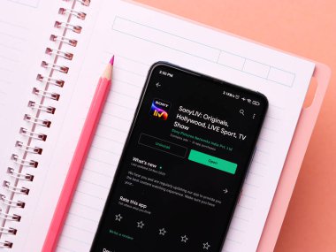 Assam, Hindistan - 29 Kasım 2020: Telefon ekranında Sonyliv logosu.