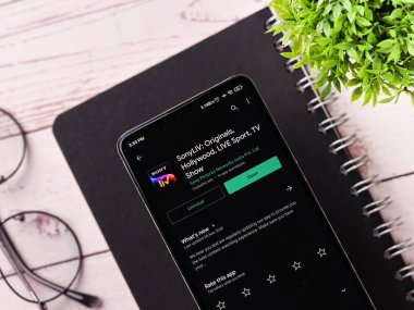 Assam, Hindistan - 29 Kasım 2020: Telefon ekranında Sonyliv logosu.
