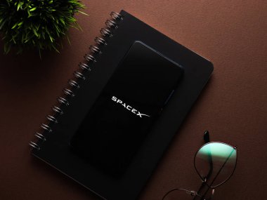 Assam, Hindistan - 1 Temmuz 2020: Spacex bir uzay araştırma şirketi logosu.