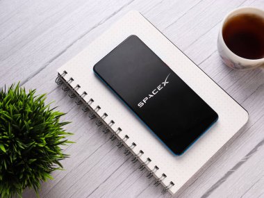 Assam, Hindistan - 1 Temmuz 2020: Spacex bir uzay araştırma şirketi logosu.