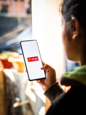 Assam, Hindistan - 20 Aralık 2020: Telefon ekranında Spicejet logosu.