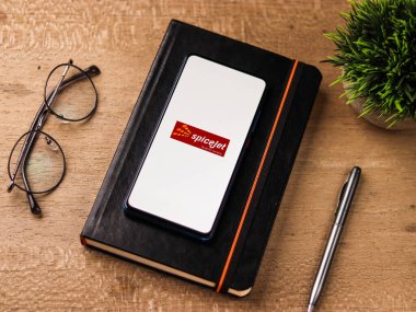 Assam, Hindistan - 20 Aralık 2020: Telefon ekranında Spicejet logosu.
