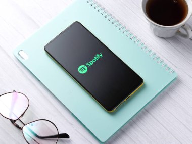 Assam, Hindistan - 18 Eylül 2020: Telefon ekranındaki logoyu netleştir.