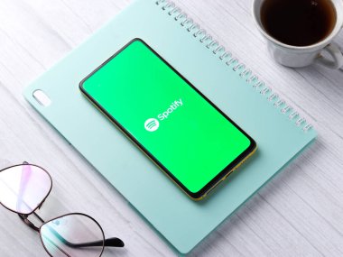 Assam, Hindistan - 18 Eylül 2020: Telefon ekranındaki logoyu netleştir.