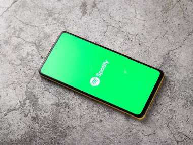 Assam, Hindistan - 18 Eylül 2020: Telefon ekranındaki logoyu netleştir.