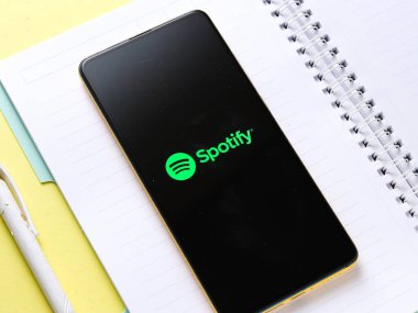 Assam, Hindistan - 18 Eylül 2020: Telefon ekranındaki logoyu netleştir.