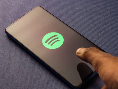 Assam, Hindistan - 18 Eylül 2020: Telefon ekranındaki logoyu netleştir.