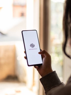 Assam, Hindistan - 15 Ocak 2020: Telefon ekranında kare logo.