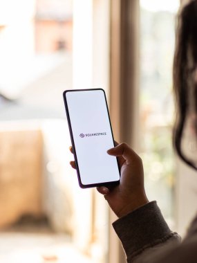 Assam, Hindistan - 15 Ocak 2020: Telefon ekranında kare logo.