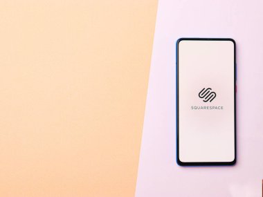 Assam, Hindistan - 15 Ocak 2020: Telefon ekranında kare logo.