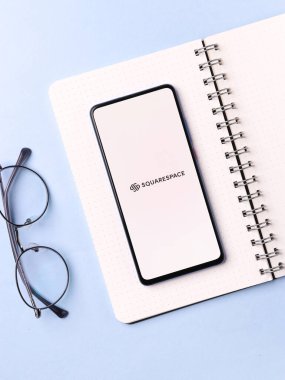 Assam, Hindistan - 15 Ocak 2020: Telefon ekranında kare logo.