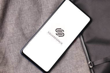 Assam, Hindistan - 15 Ocak 2020: Telefon ekranında kare logo.