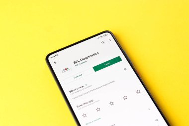 Assam, Hindistan - 10 Nisan 2021: Telefon ekranında SRL Diagnostik logosu.
