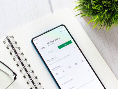 Assam, Hindistan - 10 Nisan 2021: Telefon ekranında SRL Diagnostik logosu.