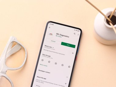 Assam, Hindistan - 10 Nisan 2021: Telefon ekranında SRL Diagnostik logosu.