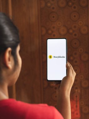Assam, Hindistan - 19 Nisan 2021: Telefon ekranı görüntüsünde hikaye engelleme logosu.