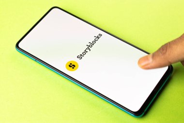 Assam, Hindistan - 19 Nisan 2021: Telefon ekranı görüntüsünde hikaye engelleme logosu.