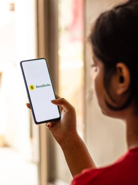 Assam, Hindistan - 19 Nisan 2021: Telefon ekranı görüntüsünde hikaye engelleme logosu.