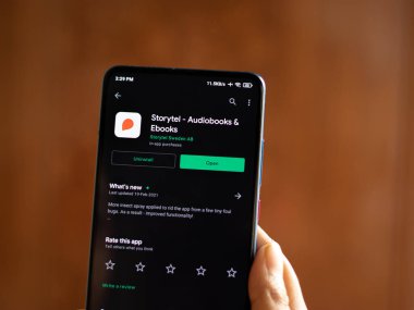 Assam, Hindistan - 10 Mart 2021: Telefon ekranında Storytel logosu.
