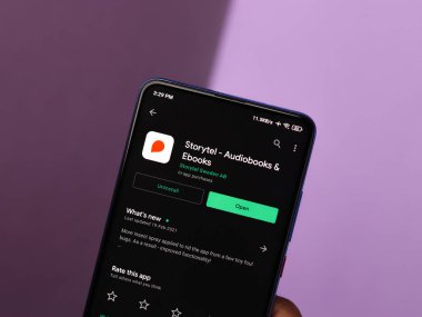 Assam, Hindistan - 10 Mart 2021: Telefon ekranında Storytel logosu.