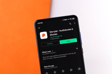 Assam, Hindistan - 10 Mart 2021: Telefon ekranında Storytel logosu.
