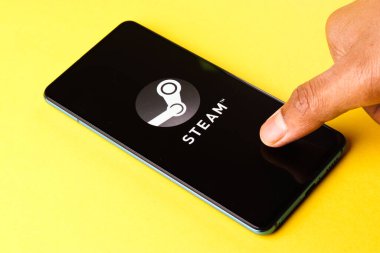 Assam, Hindistan - 10 Nisan 2021: Telefon ekranında buhar logosu.