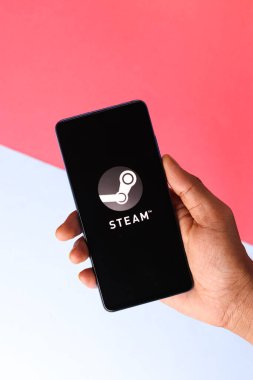 Assam, Hindistan - 10 Nisan 2021: Telefon ekranında buhar logosu.