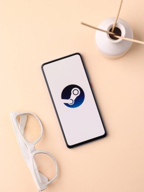 Assam, Hindistan - 10 Nisan 2021: Telefon ekranında buhar logosu.