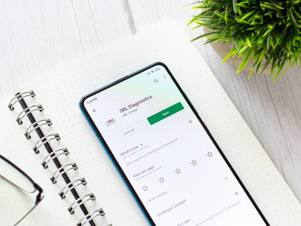 Assam, Hindistan - 10 Nisan 2021: Telefon ekranında SRL Diagnostik logosu.