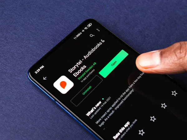 Assam, Hindistan - 10 Mart 2021: Telefon ekranında Storytel logosu.