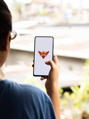 Assam, Hindistan - 27 Ağustos 2020: Sunrisers Hyderabad logosu telefon ekranı görüntüsü.