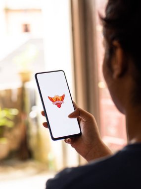 Assam, Hindistan - 27 Ağustos 2020: Sunrisers Hyderabad logosu telefon ekranı görüntüsü.