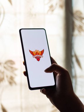 Assam, Hindistan - 27 Ağustos 2020: Sunrisers Hyderabad logosu telefon ekranı görüntüsü.