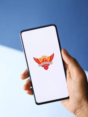Assam, Hindistan - 27 Ağustos 2020: Sunrisers Hyderabad logosu telefon ekranı görüntüsü.