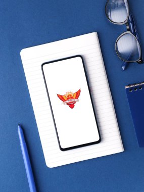 Assam, Hindistan - 27 Ağustos 2020: Sunrisers Hyderabad logosu telefon ekranı görüntüsü.