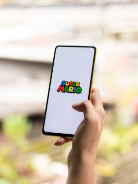 Assam, Hindistan - 11 Ekim 2020: telefon ekranında Super Mario logosu.