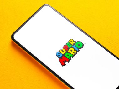 Assam, Hindistan - 11 Ekim 2020: telefon ekranında Super Mario logosu.