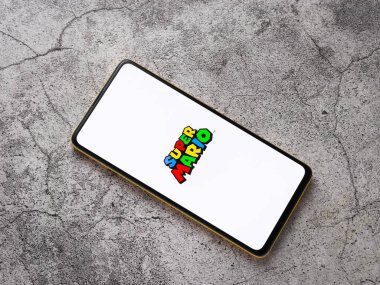 Assam, Hindistan - 11 Ekim 2020: telefon ekranında Super Mario logosu.