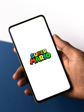 Assam, Hindistan - 11 Ekim 2020: telefon ekranında Super Mario logosu.