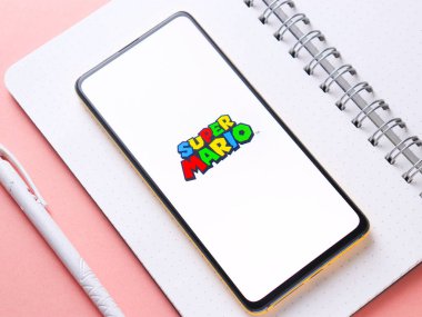 Assam, Hindistan - 11 Ekim 2020: telefon ekranında Super Mario logosu.