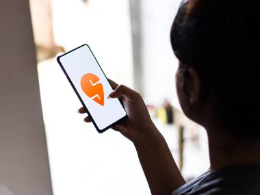 Assam, Hindistan - 20 Nisan 2020: Swiggy yemek siparişi ve teslimat.