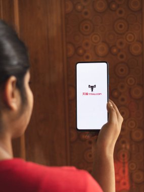 Assam, Hindistan - 19 Nisan 2021: Telefon ekranında Tmall logosu.